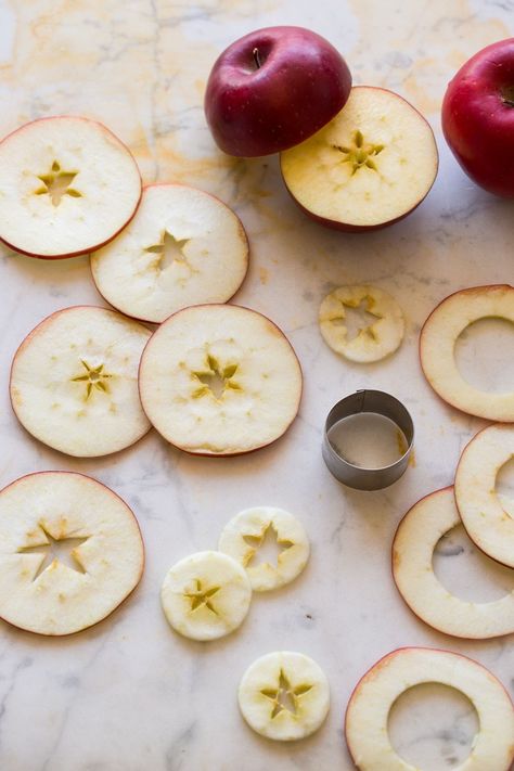 Honeycrisp Spiked Cider, Cider Cocktail, Pear Cocktails, Spoon Fork Bacon, Winter Cocktail, Apple Rings, Star Apple, Christmas Simple, Spiced Cider