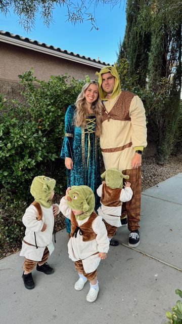 Kyrsten Brown on Instagram: "Triplets are like onions 💚💚💚 HAPPY HALLOWEEN!! I hope everyone has a safe and fun night 🫶🏽 #happyhalloween #halloween #halloweencostume #triplets #tripletsofinstagram #familyof5 #familyoutfit" Family Trio Halloween Costumes, Halloween Costumes Triplets, Triplet Halloween Costumes, Halloween Costumes Family Of Three, 3 Family Halloween Costumes, Family Of Three Halloween Costumes, Diy Family Halloween Costumes, Family Themed Halloween Costumes, Family Halloween Costume Ideas