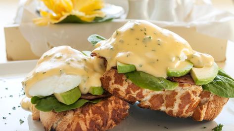 Healthy Eggs Benedict, Ways To Eat Eggs, Eggs For Dinner, Smoked Salmon And Eggs, Cheap Breakfast, Breakfast Catering, Recipe For Hollandaise Sauce, Eggs Dinner, Classic Breakfast