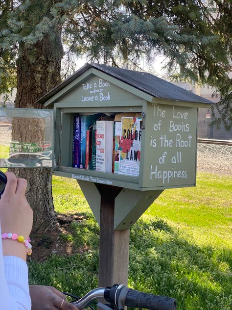 aesthetic books book house so cute aw Book Houses Outdoor, Cute Bookstore, Little Free Library Plans, Bookworm Aesthetic, Book House, Fun Lifestyle, Book Exchange, Library Aesthetic, Aesthetic Books