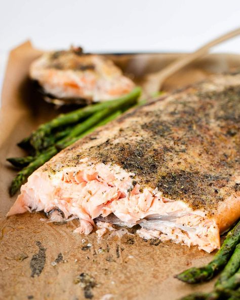 If you've never made a salmon recipe with mayonnaise on the top, you are in for a treat with this one! Delicious baked salmon is the perfect weeknight Recipe With Mayonnaise, Baked Salmon Recipe, Mayonnaise Recipe, Salmon Skin, Salmon Seasoning, Easy Baked Salmon, Fit Mama, Salmon Recipe, Baked Salmon