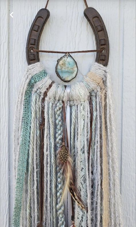 Easy Western Diy Crafts, Western Style Macrame, Boho Things To Make, Cute Diy Western Decor, Horse Diy Decor, Western Horse Decor, Easy Diy Western Room Decor, Horseshoe Gift Ideas, Horse Shoe Decorations