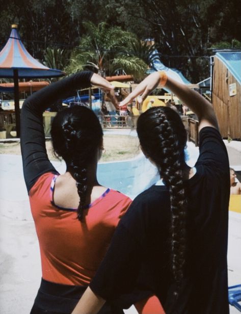 Poses In Waterpark, Waterpark Aesthetic Friends, Water Park Photo Ideas, Water Park Hairstyles, Plait Hairstyles, Hair Plait, Aesthetic Friend, Heart Aesthetic, Swim Pool