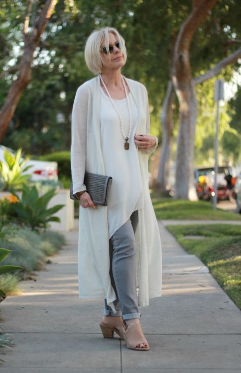 Dressier & more dramatic than I'd probably wear . . . but I still love the look Mode Ab 50, 30 Outfits, Over 60 Fashion, Stil Boho, Older Women Fashion, Mode Boho, What To Wear To A Wedding, 50 Style, 60 Fashion