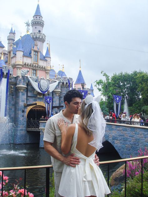 Engagement Photos At Disney World, Disneyland Couples Pictures Aesthetic, Engagement Photos Disneyland, Disney Engagement Photoshoot, Disneyland Photoshoot Couple, Couples Disney Photos, Disneyland Proposal Ideas, Engagement Photos Disney, Disney Bride Outfit