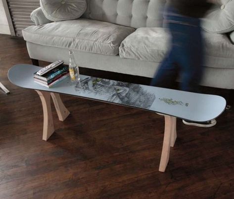 37 Rad Upcycled Snowboard Ideas - Whitelines Snowboa... Snowboard Craft, Skateboard Furniture, Old Skis, Surf Decor, Ski House, Make A Table, Deco Originale, Ski Chalet, Skateboard Art