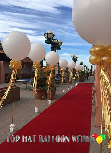 3' Balloons with gold streamers on the red carpet Wedding Themes Gold, Deco Cinema, Hollywood Party Theme, Red Carpet Party, Hollywood Theme, Gold Wedding Theme, Big Balloons, Hollywood Party, Gatsby Party