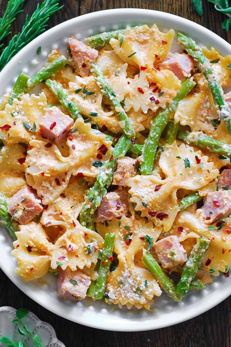 Creamy Ham Pasta with Asparagus Montana Recipes, Asparagus Casserole Recipes, Ham And Asparagus, Creamy Pasta Primavera, Recipes Using Pasta, Asparagus Pasta Recipes, Meatballs Sauce, Budget Meal Ideas, Leftover Pork Roast