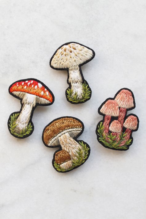 Mycena Mushroom, Embroidered Mushrooms, Diy Patches Embroidery, Mushroom Brooch, Mushroom Embroidery, Amanita Muscaria, Pink Mushroom, Crochet Brooch, Embroidery Craft