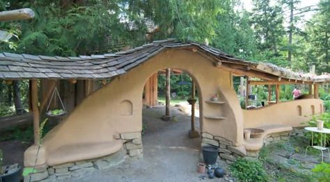 Outdoor cob living space Cob Structures, Cob Interior, Cob House Plans, Cob Building, Earth Bag Homes, Straw Bale House, Eco Buildings, Earthship Home, Mud House