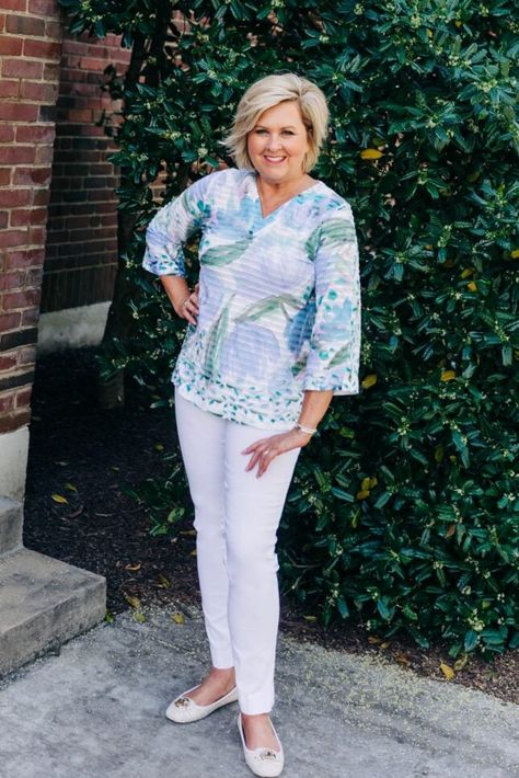 Fashion Mumblr, 50 Is Not Old, Amazon Influencer, White Jeans Outfit, Over 60 Fashion, Spring Look, 60 Fashion, Over 50 Womens Fashion, Friends Fashion