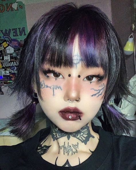 Alt Makeup, Eyeliner Tattoo, Alternative Makeup, Edgy Makeup, Hair Reference, Hair Inspo Color, Grunge Hair, Hair Dye, Cute Makeup