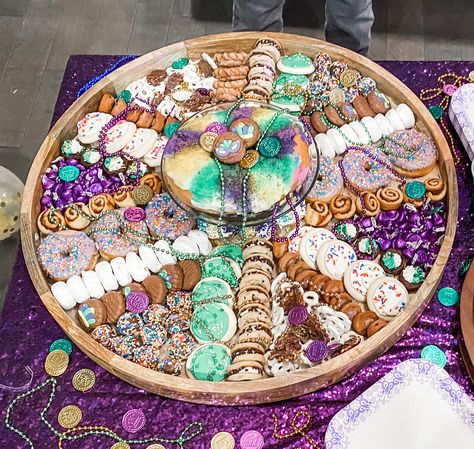 King Cake Charcuterie Board, Mardi Gras Charcuterie Board Ideas, New Orleans Charcuterie Board, Mardi Gras Charcuterie Board, Mermaid Charcuterie Board, Mardi Gras Snacks, Mardi Gras Dinner Party, Mardi Gras Birthday Party, Mardi Gras Party Ideas