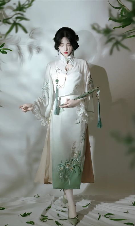 1900s Chinese Fashion, Traditional Chinese Outfit For Women, Types Of Hanfu, Fantasy Cheongsam, Chinese Outfits Fashion Traditional, Concubine Outfit, Royal Hanfu, Modern Royal Outfits, Chinese Outfits Traditional