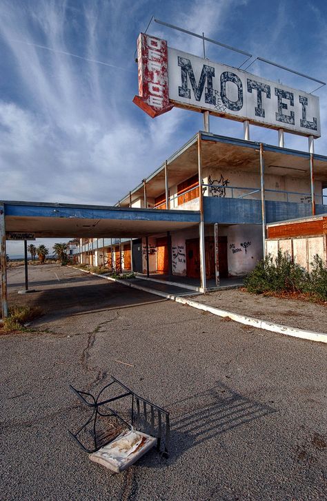 Abandoned Motel, Old Motel, Abandoned Hotels, Old Abandoned Buildings, Abandoned Property, Salton Sea, Middle Of Nowhere, Abandoned Mansions, Hotel Motel