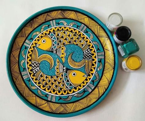 Madhubani Art On Plates, Madhubani Painting On Plate, Ceramic Painting Ideas Plates Hand Drawn, Fish Lippan Art, Plate Painting Ideas Indian, Wall Plate Painting Ideas, Madhubani Paintings Peacock, Plate Painting, Gond Painting