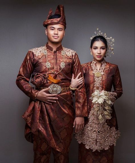 Konde Modern, Traditional Malay Wedding Dress, Akad Nikah Dress, Songket Wedding Dress, Wedding Songket, Songket Wedding, Promo Weekend, Melayu Wedding, Malay Wedding Dress