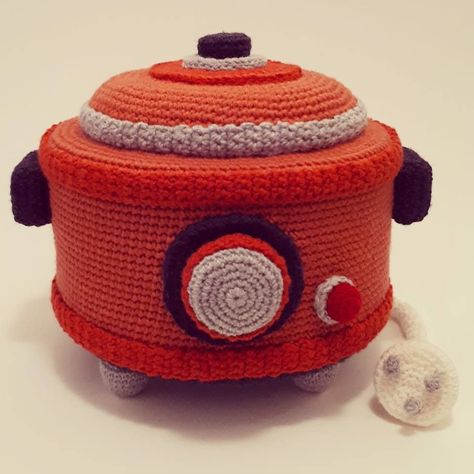 Amazing Crochet Pieces From Trevor Smith - I Spy a Crock Pot, Books, a Blender and Transistor Radio! #crochet #handmade #art #fiberart Crochet Furniture, Crochet House, Crochet Pieces, Stitch Witchery, Crochet Case, Crochet Hack, Amazing Crochet, Crochet Baby Toys, Crochet Food