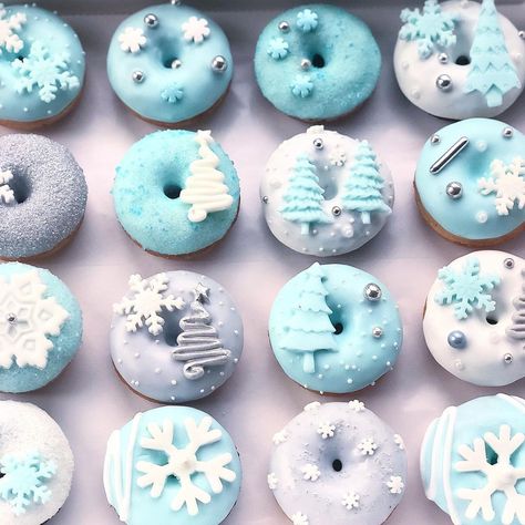 Nana Sprinkles Bakeshop on Instagram: “It’s a winter wonderland in much of Canada-keep warm and stay safe❄️❄️❄️.” Christmas Donuts Ideas, Donut Decorating Ideas, Fancy Donuts, Christmas Cookie Box, Christmas Donuts, Mini Wedding Cakes, Donut Decorations, Mini Doughnuts, Frozen Theme Party