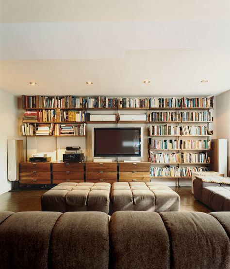 Henry Hill’s 1947 renovation of a 1908 Victorian tucked away on an alley in historic Russian Hill is a gem of a modern infill project. Atlas shelving provides the framework for the residents’s entertainment center, while almost 100 square feet of Patricia Urquiola’s Tufty-Time sofa for BB Italia provides ample space to stretch out. Mid Century Renovation, Eames Furniture, Mid-century Interior, Mid Century Interior, Basement Bedrooms, Diy Entertainment Center, Mid Century House, Book Shelf, Tv Room