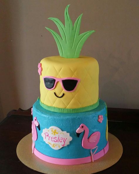 Pineapple and flamingos birthday cake #pineappleandflamingo #pineapplecake #flamingocake #birthdaycake #happybirthday #girlcake #yummydelicious #jennaroushcakes Pinapple Party, Tropical Birthday Cake, Flamingo Birthday Cake, Pineapple Birthday Party, Tropical Birthday Party, Pineapple Birthday, Flamingo Cake, Flamingo Birthday Party, Luau Birthday Party