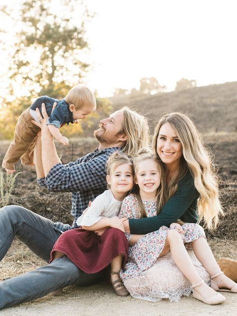 Natural light rustic outdoor family photos by Elate Family Family Photo Outfits Winter, Pose Portrait, Fall Family Photo Outfits, Family Portrait Poses, Family Photoshoot Outfits, Outdoor Family Photos, Family Picture Poses, Fall Family Pictures, Photography Poses Family