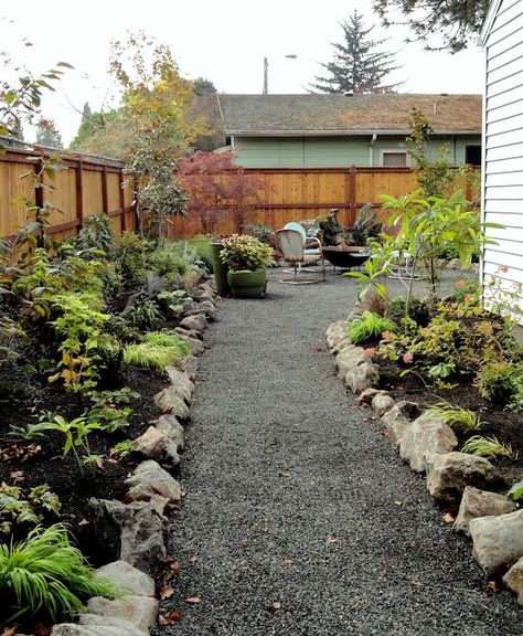 Side garden, no lawn. From danger garden: A gardener moved to the neighborhood… No Grass Yard, Patio Edging, No Grass Backyard, Side Yard Landscaping, Gravel Patio, Gravel Path, Gravel Garden, Side Garden, Side Yard