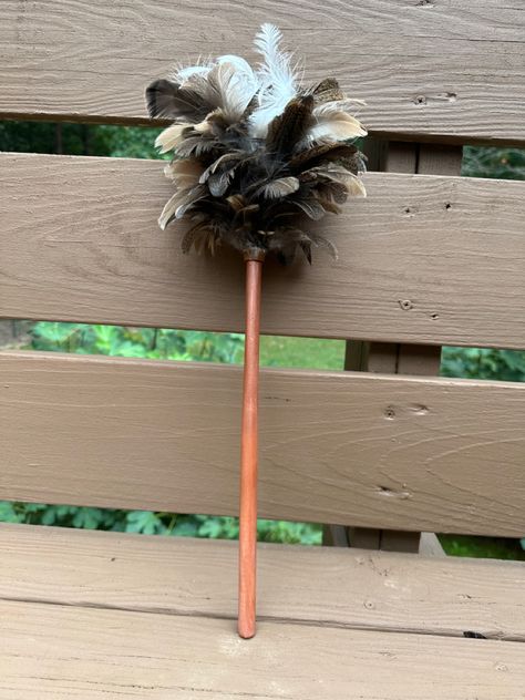 Feather duster made from chicken feathers Things To Do With Chicken Feathers, Chicken Feather Crafts, Feather Ideas, Chicken Feathers, Ivy Wall, Feather Diy, Feather Duster, Feather Decor, Feather Crafts