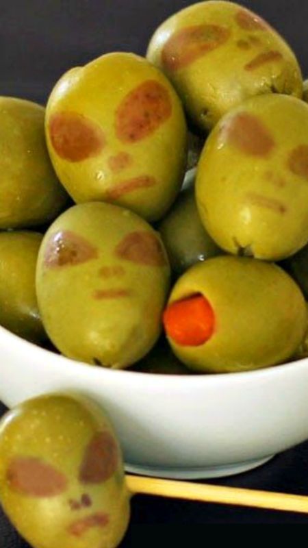 Olive Aliens ~ Turn ordinary green olives into Aliens for your Halloween party this year... Your guests will get a kick out of seeing an alien in their martini or in a dish. Alien Charcuterie Board, Alien Food Ideas, Area 51 Party, Party Corner, Pasteles Halloween, Halloween Eats, 51st Birthday, Diy Halloween Party, Alien Party