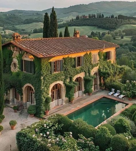 Old House In Italy, Vintage Italian House, Italian Vineyard House, Aesthetic Structures, Italian Homes Exterior, Old Italian House, Room With Books, Dark Wood Floor, Italian Vineyard