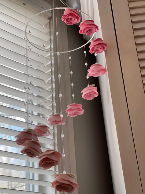 Simple Room Decoration, Rose Crafts, Felt Roses, Flower Mobile, Flower Pots Outdoor, Easy Arts And Crafts, Wall Hanging Crafts