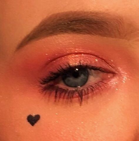 #makeup #egirl #eyeshadow #hearttattoo #eyemakeup #eye #eyebrows #pinkeyemakeup #blueeyes Blush Hearts Makeup, Eyeliner Heart Under Eye, Heart Stencil Makeup, Simple Valentine Makeup Looks, Easy Heart Makeup, Egirl Makeup Red, Heart Stamp Makeup, Egirl Makeup Eyeliner, Heartbreak Makeup