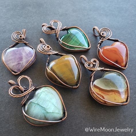 Wire Wrapped Heart Stone, Wire Moon, Wire Wrapped Stone Jewelry, Wire Wrap Jewelry Designs, Healing Stones Jewelry, Wire Wrapped Jewelry Diy, Wire Wrapped Jewelry Tutorials, Copper Heart, Wire Jewelry Tutorial