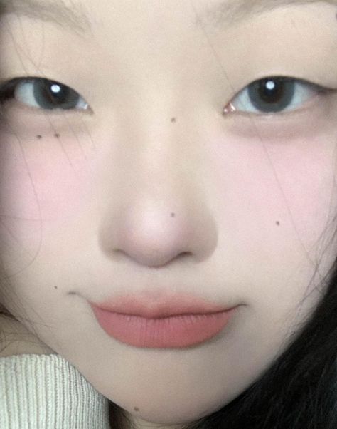 Moles On Face, Monolid Eye Makeup, Monolid Eyes, Monolid Makeup, Chinese Makeup, Douyin Makeup, Ethereal Makeup, Make Up Inspo, Asian Eye Makeup