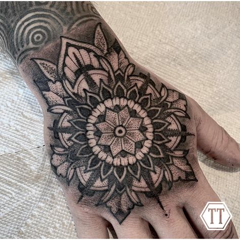 2000 Hand Tattoo, Mandala Hand Tattoo Men, Back Of Neck Tattoo Men, Maori Tattoo Patterns, Geometric Tattoo Hand, Hand Mandala, Mandala Tattoo Men, Hand Tattoo Images, Traditional Hand Tattoo