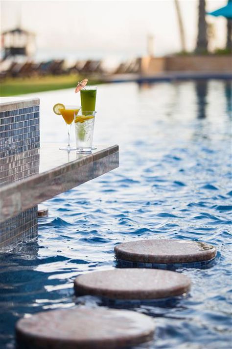 Swim-up bar at JA Palm Tree Court, Dubai.   Is there anything better than not having to leave the pool when you feel like something to drink or eat? Bar Near Pool, Swimming Pool Bar Design, Pool Bar Aesthetic, Hotel Pool Aesthetic, Hotel Pool Bar, Swim Up Bar Pool, Resort Pool Bar, Swim Up Pool Bar, Cute Swim Suits