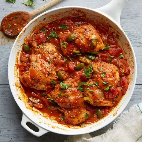 Enjoy a tasty and delicious meal with your loved ones. Learn how to make Spanish-Style Stewed Chicken with Tomatoes & see the Smartpoints value of this great recipe. Tomato Recipes Healthy, Chicken With Tomatoes, Stewed Chicken, Tomatoes Recipes, Pasta With Meat Sauce, Spanish Chicken, Weight Watchers Chicken, Cooking With Olive Oil, Chicken Stew