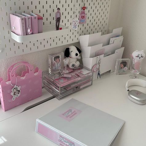 K Pop Desk Ideas, Kpop Groups Male, Kpop Table, Cutesy Bedroom, Dorm Setup, Dream Desk, Otaku Room, Desk Goals, Desk Inspo