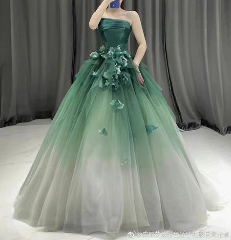 Mascarade Ball Dresses, Gaun Tulle, Emerald Green Prom, Gaun Abad Pertengahan, Prom Dress Ideas, Emerald Green Prom Dress, Prom Hairstyle, Green Prom, Fancy Gowns