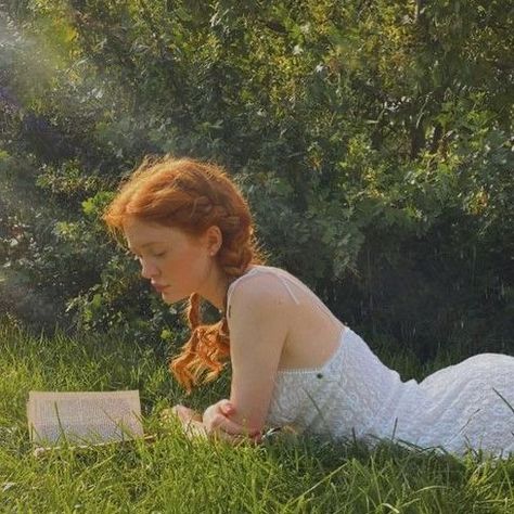 Spring Goddess Aesthetic, Ginger Girl Aesthetic, Cottagecore Girl, Photographie Indie, Dreamy Photography, 사진 촬영 포즈, Ginger Girls, Lily Evans, Arte Inspo