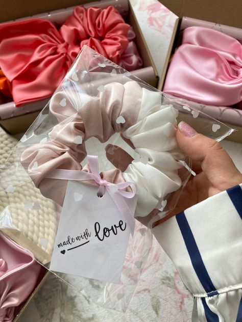 Scrunchy Packaging Ideas, Scrunchie Buisness Ideas, Hair Tie Packaging, Scrunchies Packaging Ideas, Bridesmaid Proposal Diy, Pola Macrame, Will You Be My Bridesmaid Gifts, Diy Hair Scrunchies, Bridesmaid Gifts Unique