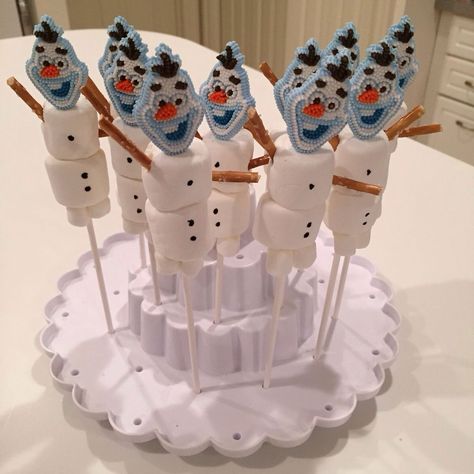 Olaf marshmallow pops Frozen Marshmallow, Olaf Marshmallow, Olaf From Frozen, Ice Skating Party, Pretzel Sticks, Holiday Goodies, Frozen Fever, Marshmallow Pops, Skate Party