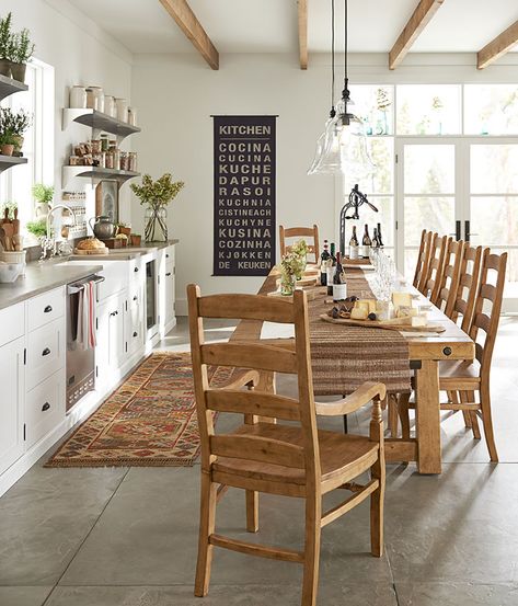 Why not use a long rustic-style table in the kitchen? Table In Kitchen, Lodge Kitchen, Room Photo, Big Table, Rustic Lodge, Gallery Design, Modern Farmhouse Kitchens, Cottage Kitchen, Farmhouse Kitchen Decor