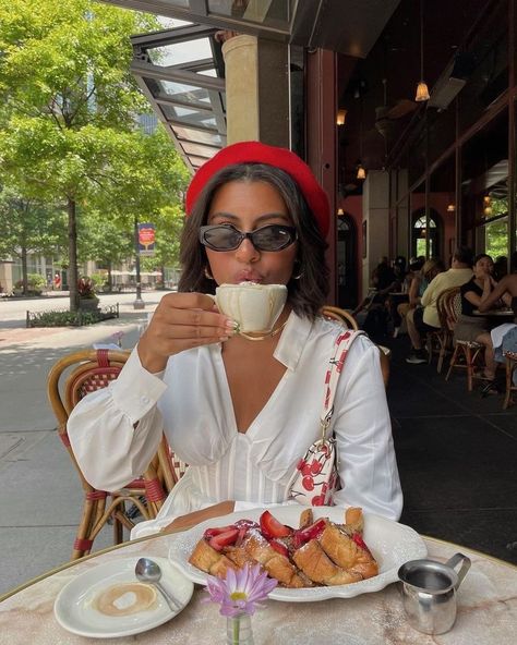 Instagram influencer tariana sparrow posing for insta photo at lunch wearing a white linen corset dress Brunch Poses, Friends At A Restaurant, Restaurant Photoshoot Ideas, Restaurant Photo Ideas, Brunch Photoshoot, Brunch Pics, Summer Happy Hour, Restaurant Photoshoot, Restaurant Pics