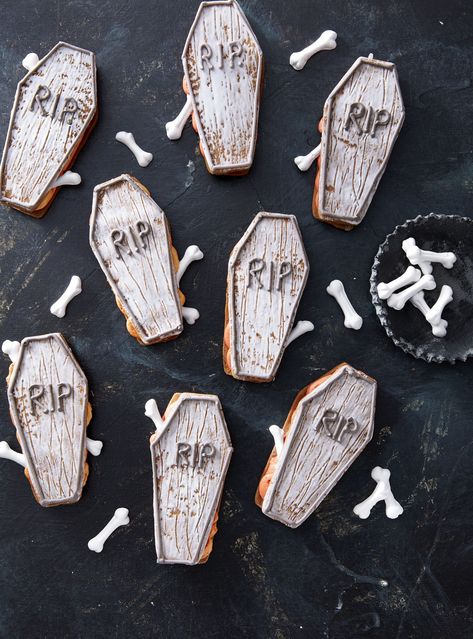 Coffin Sandwich Cookiescountryliving Coffin Cookies, Homemade Halloween Treats, Biscuits Halloween, Easy Halloween Cookies, Cupcakes Halloween, Halloween Snacks For Kids, Cookie Sandwich Recipes, Postres Halloween, Imprimibles Halloween