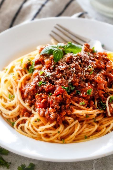 Quick and easy Weeknight Spaghetti Bolognese bursting with flavor on your table in under 30 minutes but tastes like its been simmering all day! We make this recipe more than ANY OTHER RECIPE! Best Spaghetti Bolognese Recipe, Spaghetti Bolognese Recipe, Spaghetti Bolognaise, Best Spaghetti, Pasta Italiana, Easy Spaghetti, Carlsbad Cravings, Bolognese Recipe, Italian Recipes Traditional