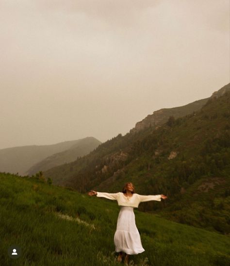 Jane Austen Inspired Photoshoot, Senior Picture Ideas Non Traditional, Mountain Girl, 사진 촬영 포즈, Grad Pics, Senior Photoshoot, Grad Photos, Senior Pics, Pics Art