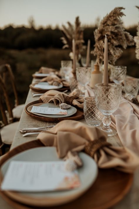 Breathtaking Boho Vegan Wilderness Wedding Ideas Boho Wedding Table Decor Pampas, Earthy Wedding Table Settings, Bohemian Table Setting Wedding, Pampas Garland Table, Pampas Grass Table Setting, Wedding Decor Earthy, Earthy Table Decor, Dried Flowers Table Decor Wedding, Pampas Grass Wedding Table Decor