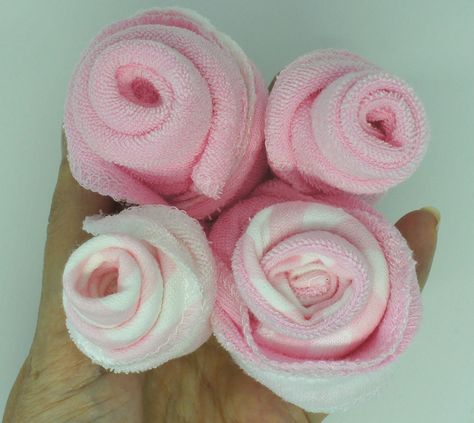 Washcloth Roses, Baby Washcloth Animals, Baby Washcloth Flowers, Washcloth Bouquet, Folding Baby Clothes, Roses Tutorial, Washcloth Animals, Valentines 2024, Washcloth Crafts