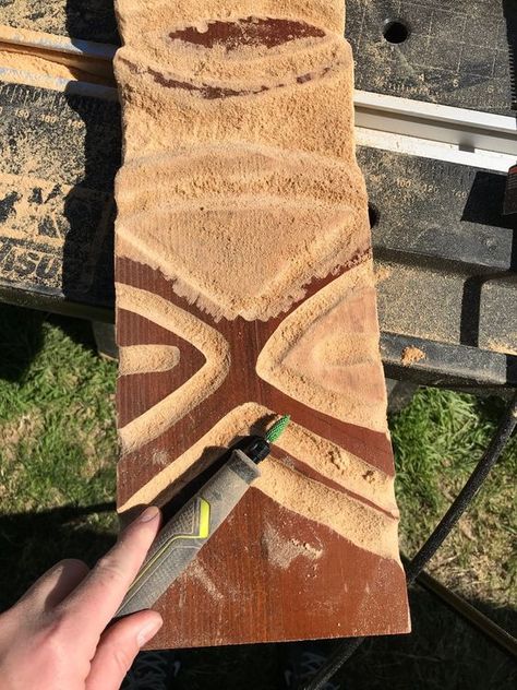 Palet Bar, Tiki Pole, Tiki Bars Diy, Cruise Theme, Power Carving, Tiki Hawaii, Painted Closet, Tiki Statues, Tiki Decor